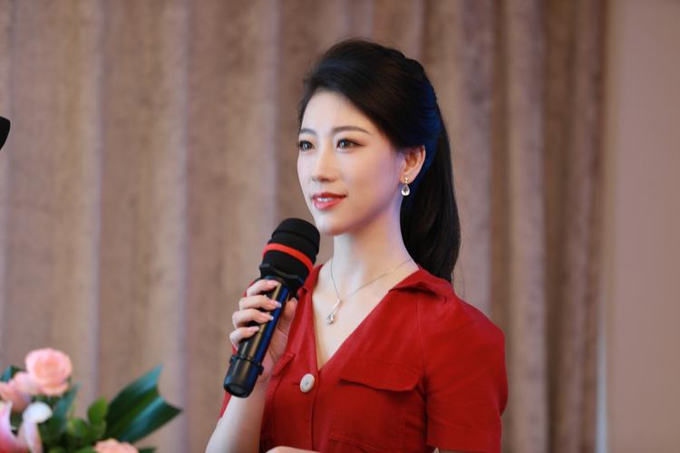 齐韫与海蕴琪 两种文化气质的精神镜像